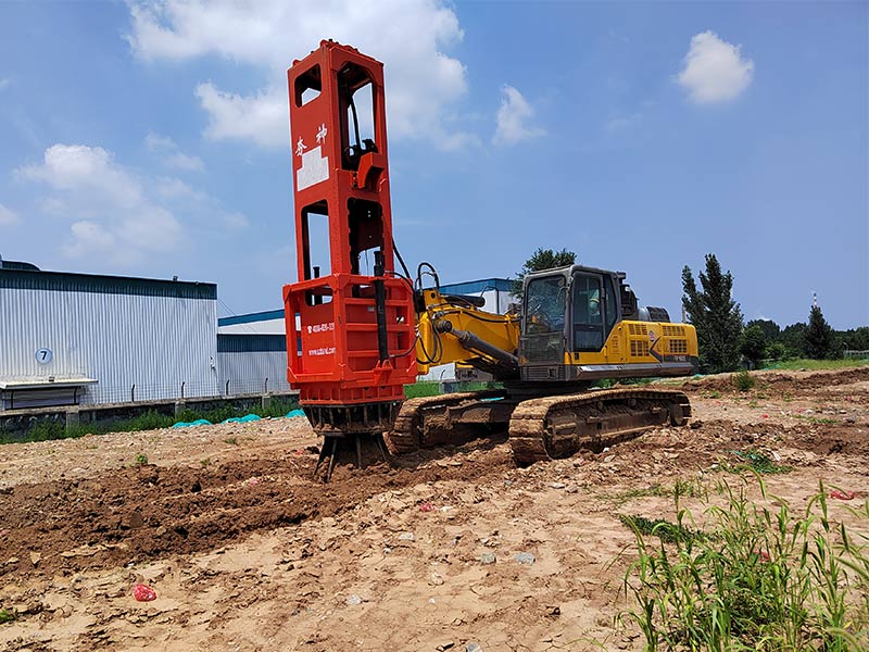 挖掘機(jī)帶的沖擊夯實(shí)機(jī)