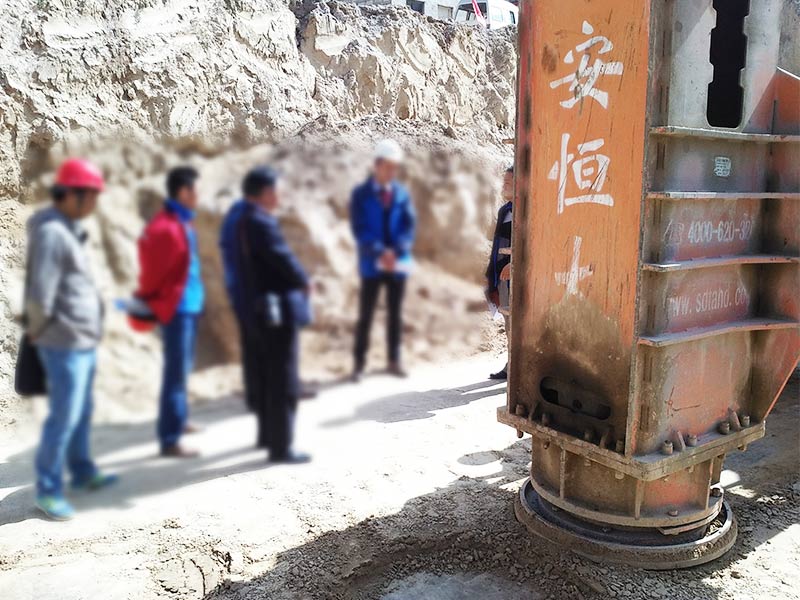 鏟車帶的液壓夯實(shí)機(jī)